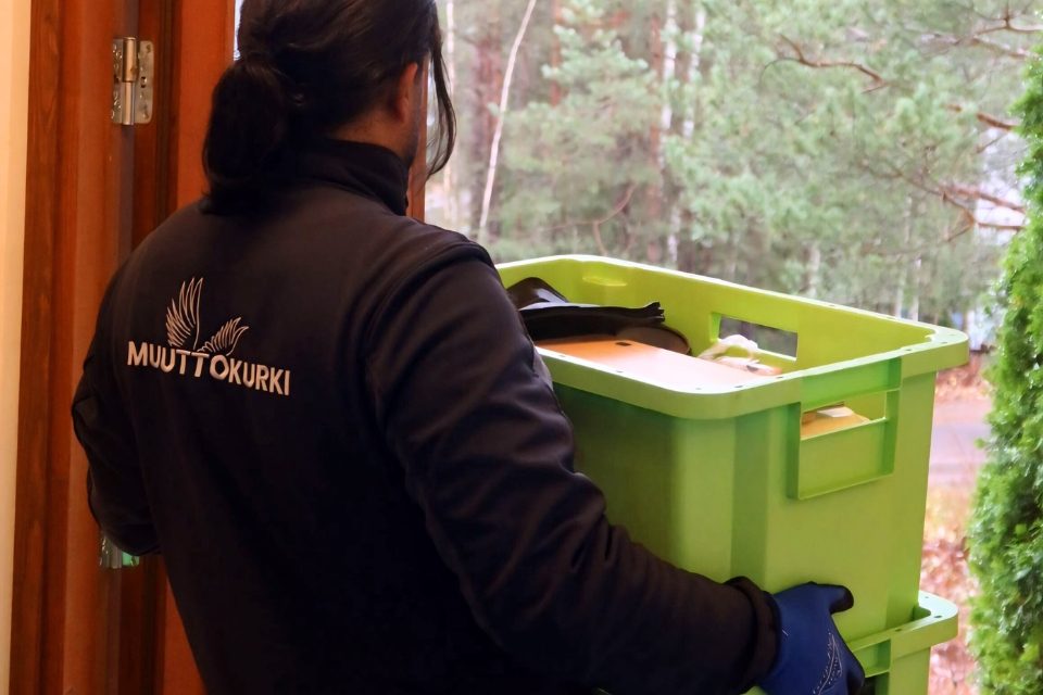 Muuttokurjen muuttomies kantaa muuttolaatikoita